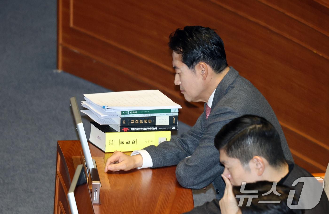 22일 서울 여의도 국회에서 열린 제430회국회(임시회) 제2차 본회의에서 장동혁 국민의힘 대표가 12·3 윤석열 비상계엄 등에 대한 전담재판부 설치 및 제보자 보호 등에 관한 특별법안(대안)에 대한 무제한토론(필리버스터)을 위해 헌법학 책을 놓고 대기하고 있다. 2025.12.22/뉴스1 ⓒ News1 이승배 기자