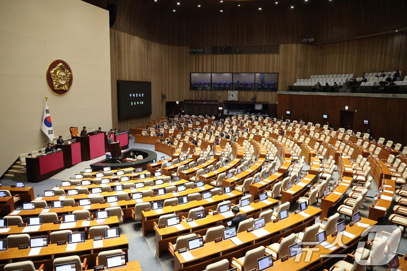 22일 서울 여의도 국회에서 열린 제430회국회(임시회) 제2차 본회의에서 장동혁 국민의힘 대표가 12·3 윤석열 비상계엄 등에 대한 전담재판부 설치 및 제보자 보호 등에 관한 특별법안(대안)에 대한 무제한토론(필리버스터)을 하고 있다. 2025.12.22/뉴스1 ⓒ News1 이승배 기자