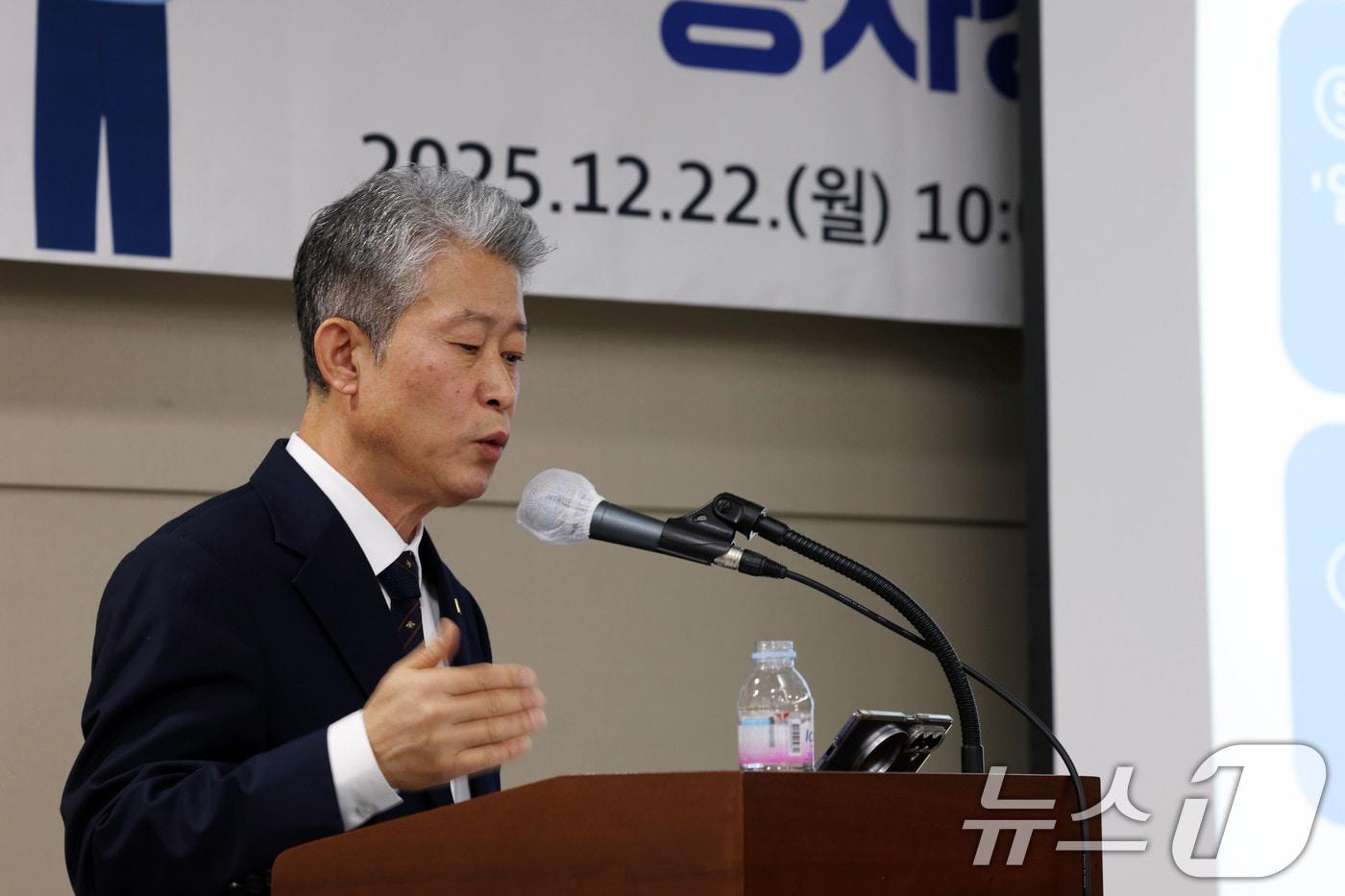 22일 오전 광주시의회에서 열린 '광주대표도서관 붕괴사고 원인 추정·제도 개선 방안 토론회'에서 김영민 한국건축구조기술사회 회장이 발제하고 있다. ⓒ News1 박지현 기자