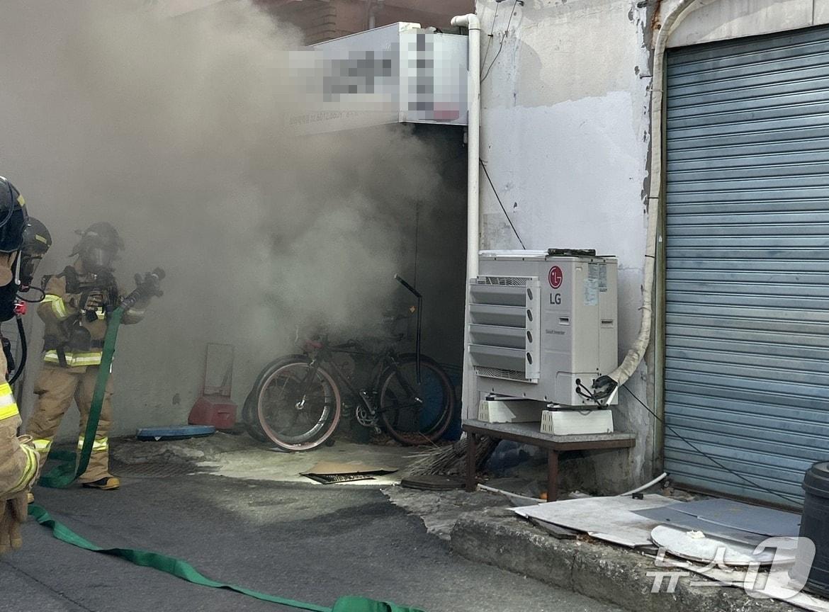본문 이미지 - 22일 오전 11시 33분쯤 서울 영등포구 신길동의 한 상가 지하노래방에서 화재가 발생했다.(서울 영등포소방서 제공)
