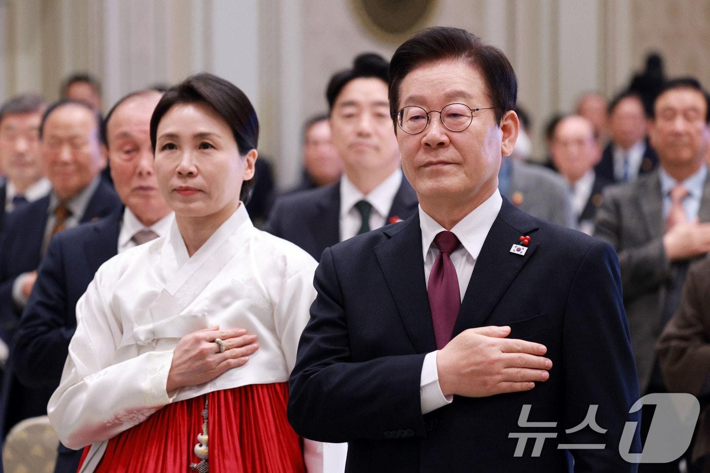 이재명 대통령과 김혜경 여사가 22일 청와대 영빈관에서 열린 대한노인회 초청 오찬에서 국민의례를 하고 있고 있다. (대통령실통신사진기자단) 2025.12.22/뉴스1 ⓒ News1 허경 기자