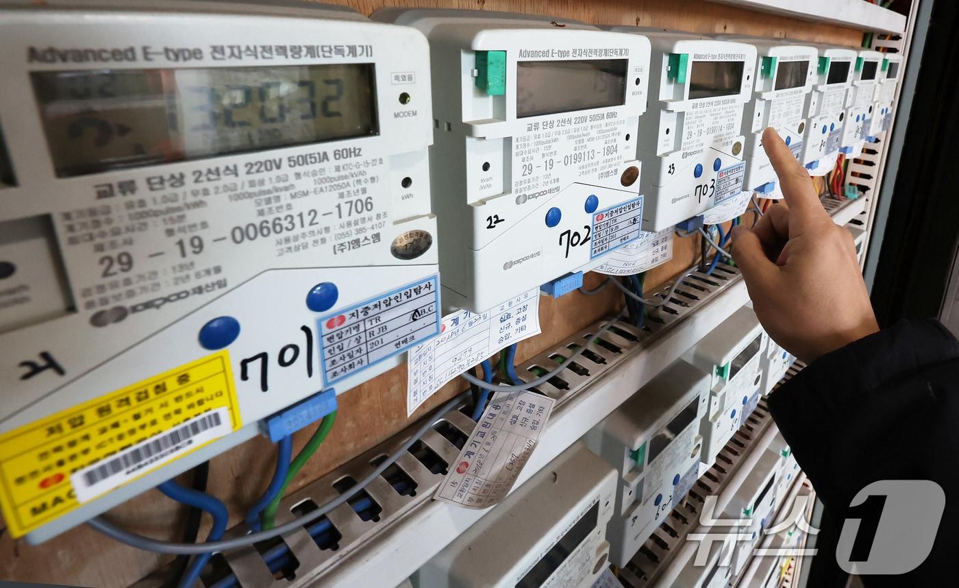 본문 이미지 - 22일 서울의 한 오피스텔 건물에서 관계자가 전기 계량기를 살펴보고 있다. 2025.12.22 ⓒ 뉴스1 장수영 기자