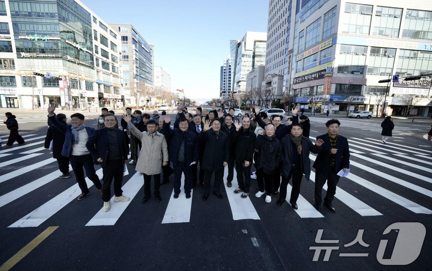 강기정 광주시장이 22일 오전 시청 '광주도시철도 2호선 1단계 구간 도로개방 현장 확인' 행사에서 시민 등과 기념촬영을 하고 있다. (광주광역시 제공. 재판매 및 DB금지) 2025.12.22/뉴스1