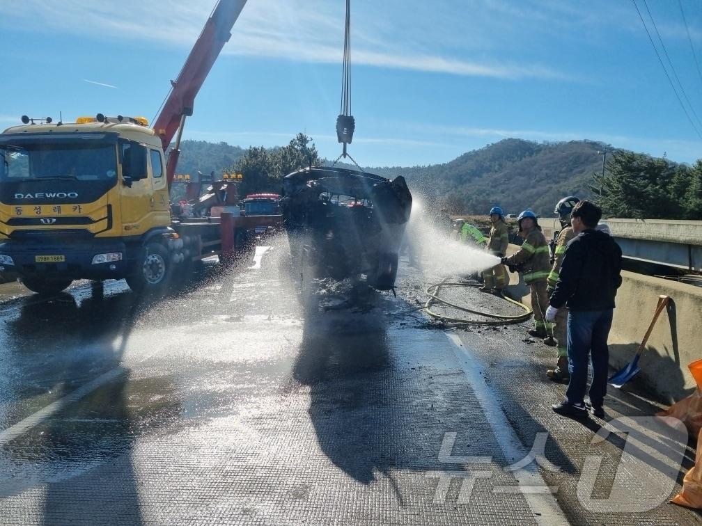 본문 이미지 - 22일 오전 10시 30분쯤 전남 무안군 서해안 고속도로 서울 방면 18㎞ 지점(몽탄2터널 부근)에서 승용차와 SUV 등 차량 7대가 추돌해 화재가 발생한 모습. (무안소방 제공. 재판매 및 DB 금지) 