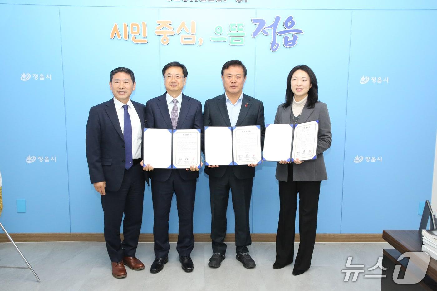 22일 전북 정읍시청에서 캐스코㈜의 추가 투자협약식이 개최된 가운데 이학수 정읍시장과 전대진 대표 등 관계자들이 기념 촬영을 하고 있다.(정읍시 제공. 재판매 및 DB금지)/뉴스1  