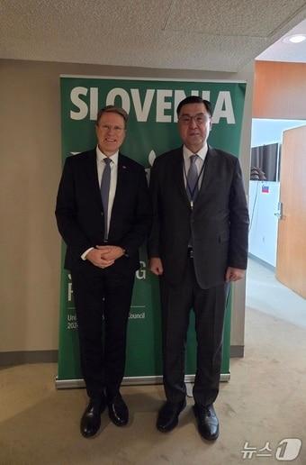 본문 이미지 - 이경철 외교부 유엔 안보리 담당 고위대표 겸 아프가니스탄·파키스탄 특별대표는 미국 뉴욕을 방문해 12워 사무엘 즈보가르 안보리 의장이자 주유엔 슬로베니아 대사를 면담했다. 2025.12.22. (외교부 제공)