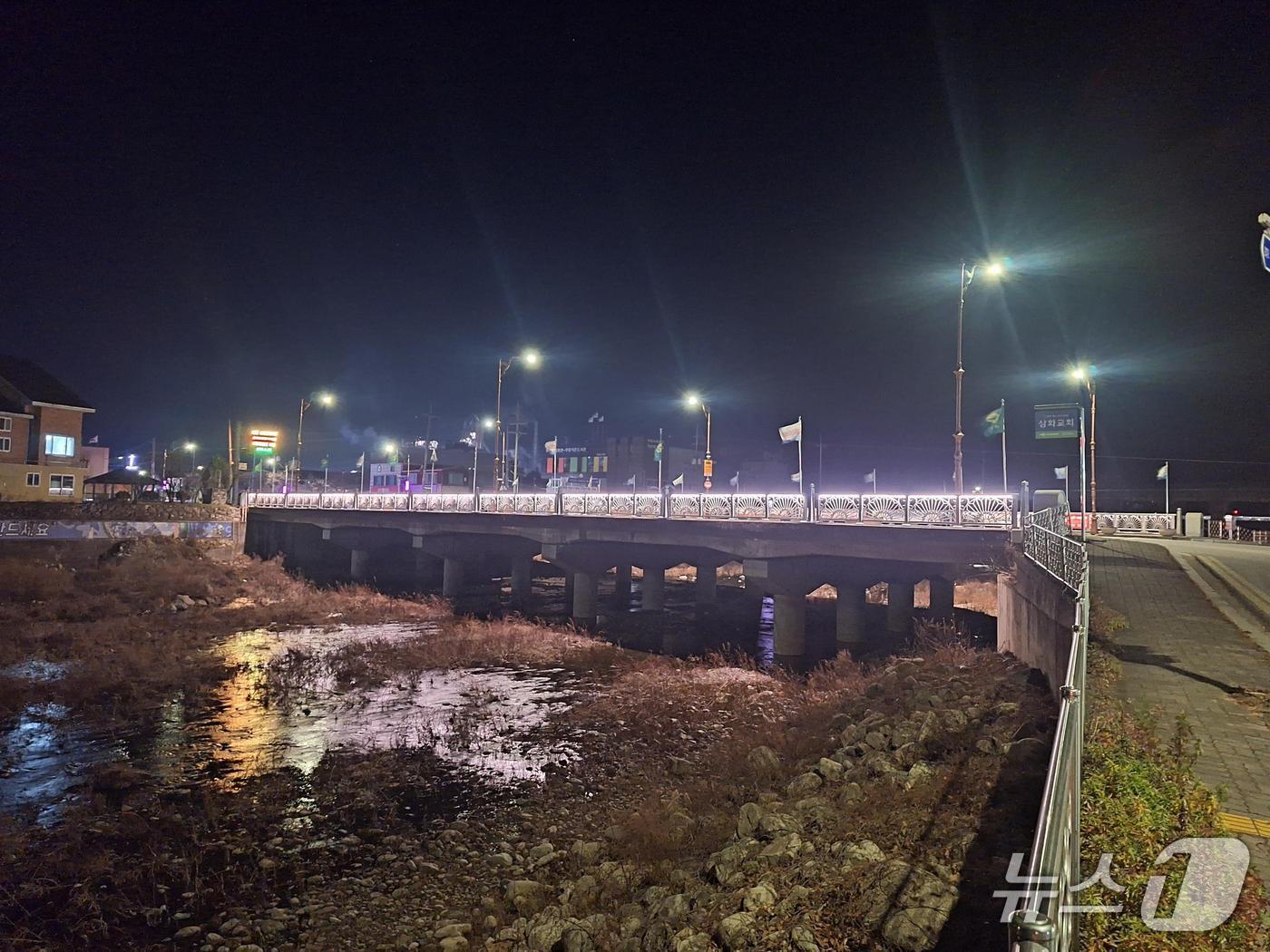 본문 이미지 - 삼화교 조명.(동해시 제공, 재판매 및 DB 금지) 2025.12.22/뉴스1