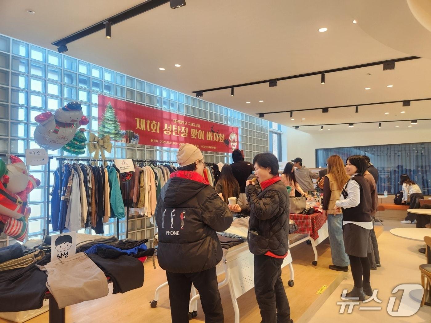 본문 이미지 - 제1회 성탄절 맞이 바자회 모습. (대전대 제공.재판매 및 DB금지)/뉴스1