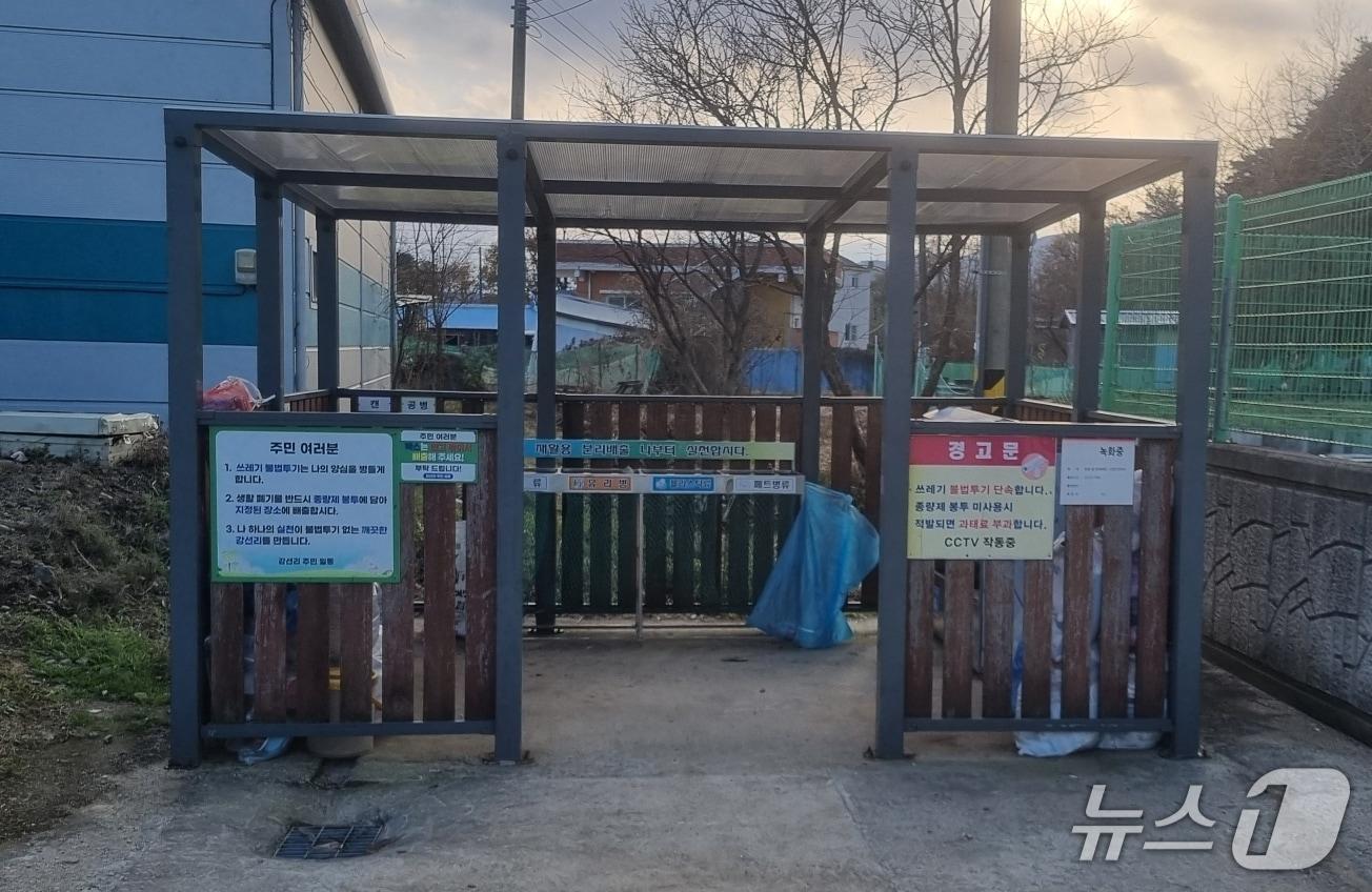 본문 이미지 - 양양 강현면 강선리 쓰레기 배출장소.(양양군 제공, 재판매 및 DB 금지) 2025.12.22/뉴스1