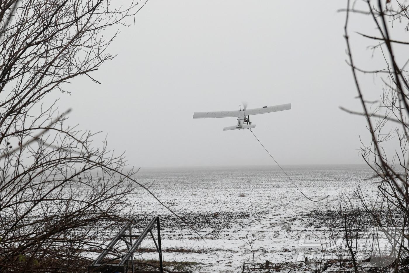 본문 이미지 - 16일(현지시간) 우크라이나 도네츠크 지역에서 우크라이나군이 전선 인근 진지에서 발사한 중거리 공격드론 다트가 러시아군을 향해 날아가고 있다. 2025.12.16. ⓒ 로이터=뉴스1 ⓒ News1 이정환 기자