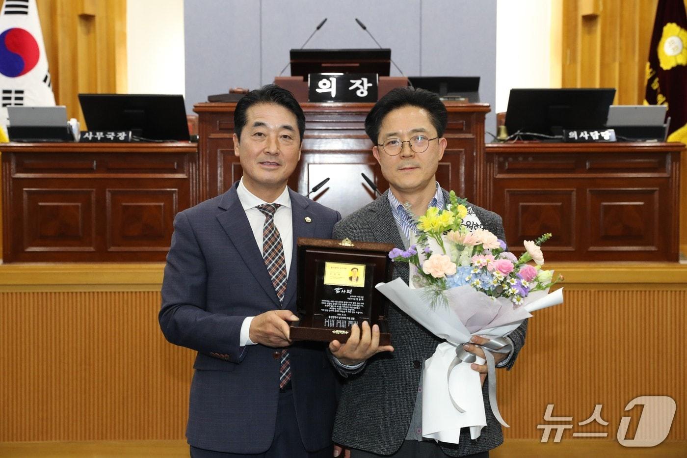 울산 남구의회는 22일 강준희 의회사무국장(오른쪽)에게 감사패를 전달했다.(울산 남구의회 제공. 재판매 및 DB금지)/뉴스1
