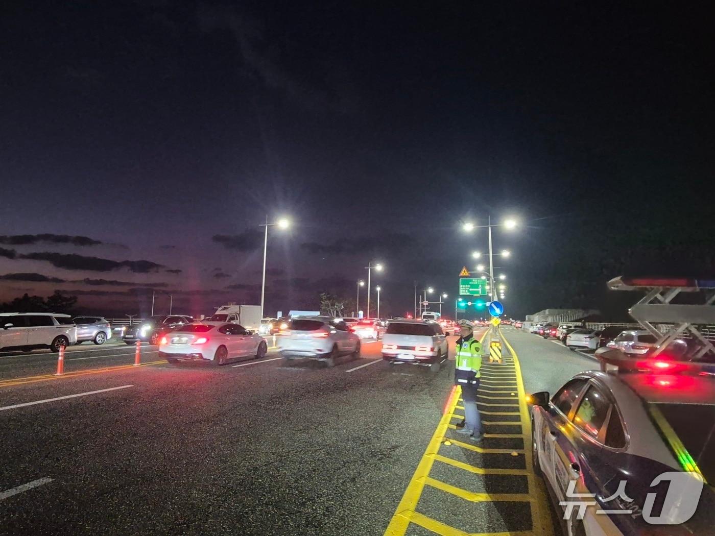 본문 이미지 - 전북 경찰이 군산 해넘이 명소 인근 교차로에서 교통 관리를 하고 있다.(전북경찰청 제공. 재판매 및 DB금지)