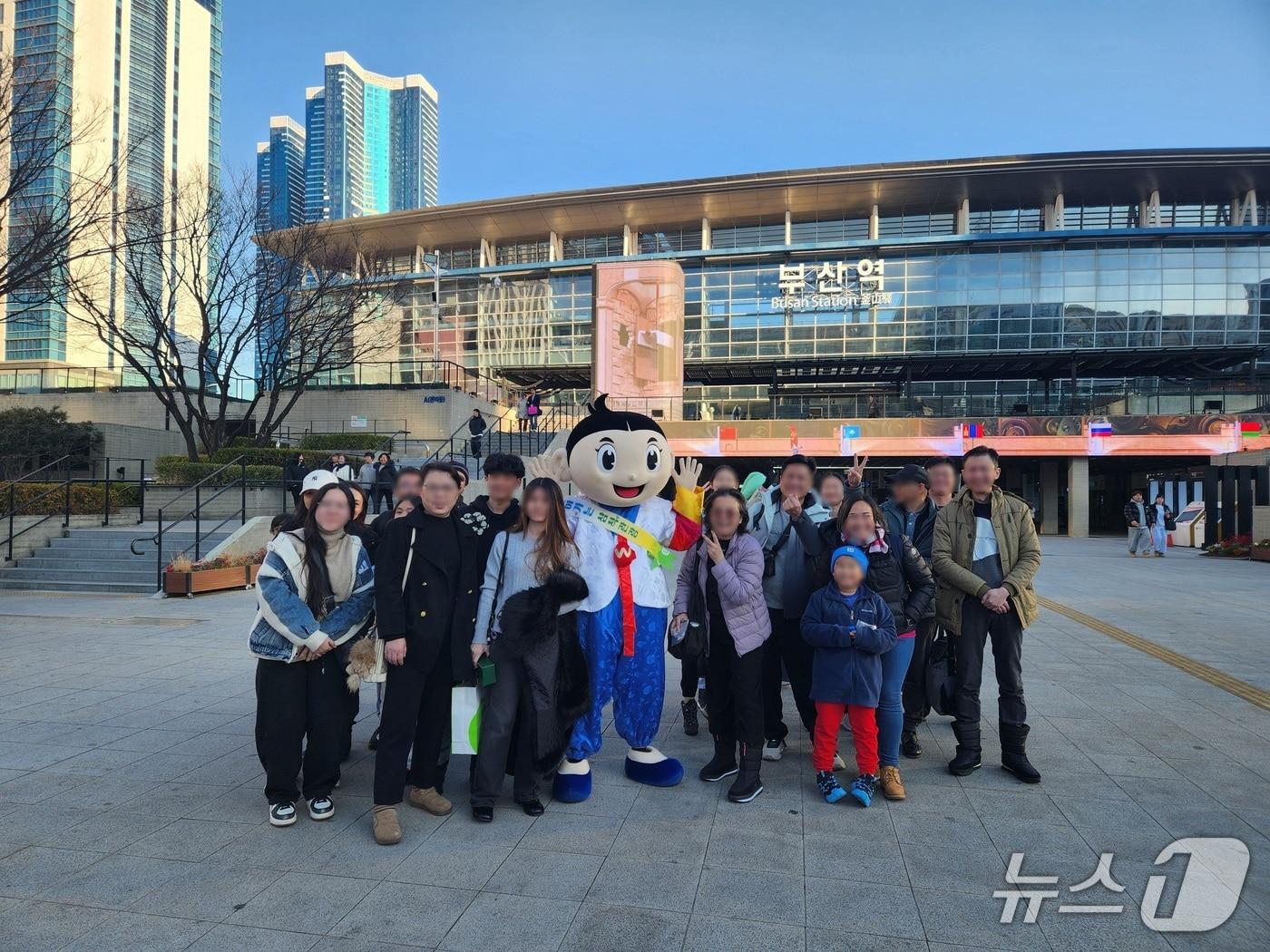 본문 이미지 - 삼척관광문화재단 부산역 유라시아 플랫폼서 '찾아가는 삼척 관광' 홍보행사.(삼척시 제공, 재판매 및 DB 금지) 2025.12.22/뉴스1