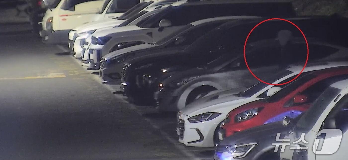 22일 오전 2시께 울산 중구 학성다목적체육관 인근 골목길에서 한 남성이 주차된 차량 손잡이를 당기고 있다.(울산 중구 제공. 재판매 및 DB금지)/뉴스1