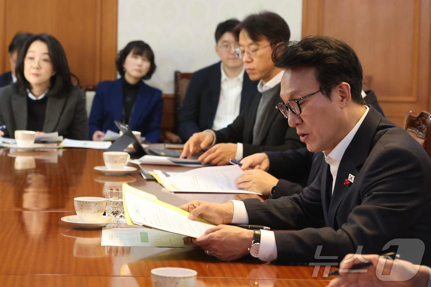 김민석 국무총리가 22일 서울 종로구 정부서울청사에서 국책연구기관 전문가 간담회를 주재하고 있다. (총리실 제공. 재판매 및 DB 금지) 2025.12.22/뉴스1 ⓒ News1 김성진 기자