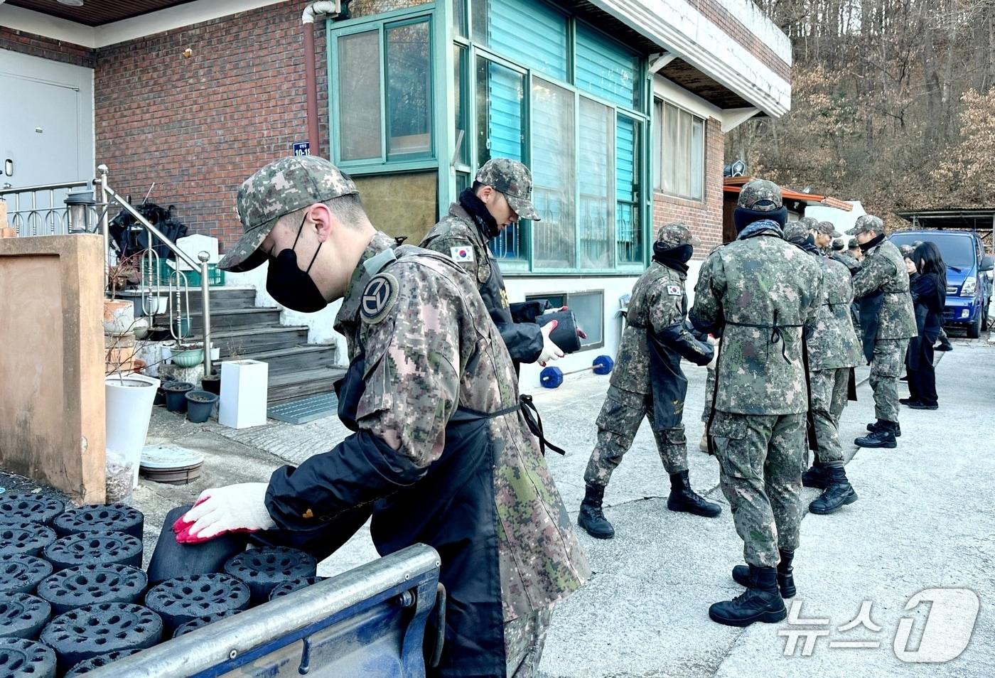 육군37보병사단 장병들이 21일 연탄 나눔 봉사활동을 하고 있다.(육군37보병사단 제공, 재판매 및 DB금지)/뉴스1