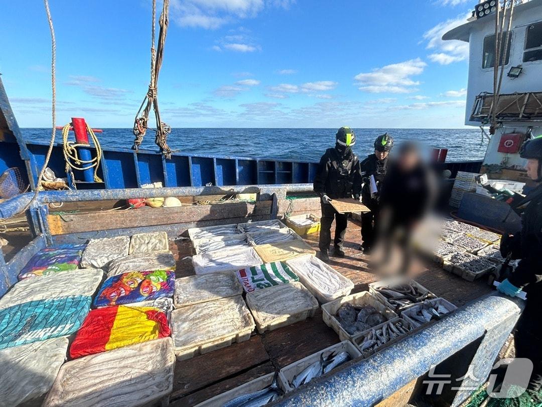 본문 이미지 - 지난 18~20일 제주해상에서 불법조업 외국어선 특별단속 중인 해경.(제주지방해양경찰청 제공. 재판매 및 DB 금지)