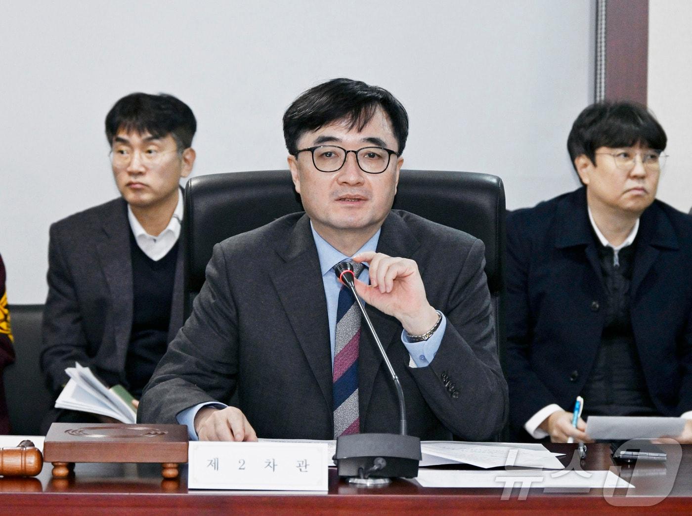 본문 이미지 - 임기근 기획재정부 제2차관이 22일 오후 서울 종로구 한국무역보험공사에서 열린 '제12차 재정사업평가위원회'를 주재하고 있다. (기획재정부 제공. 재판매 및 DB 금지) 2025.12.22/뉴스1