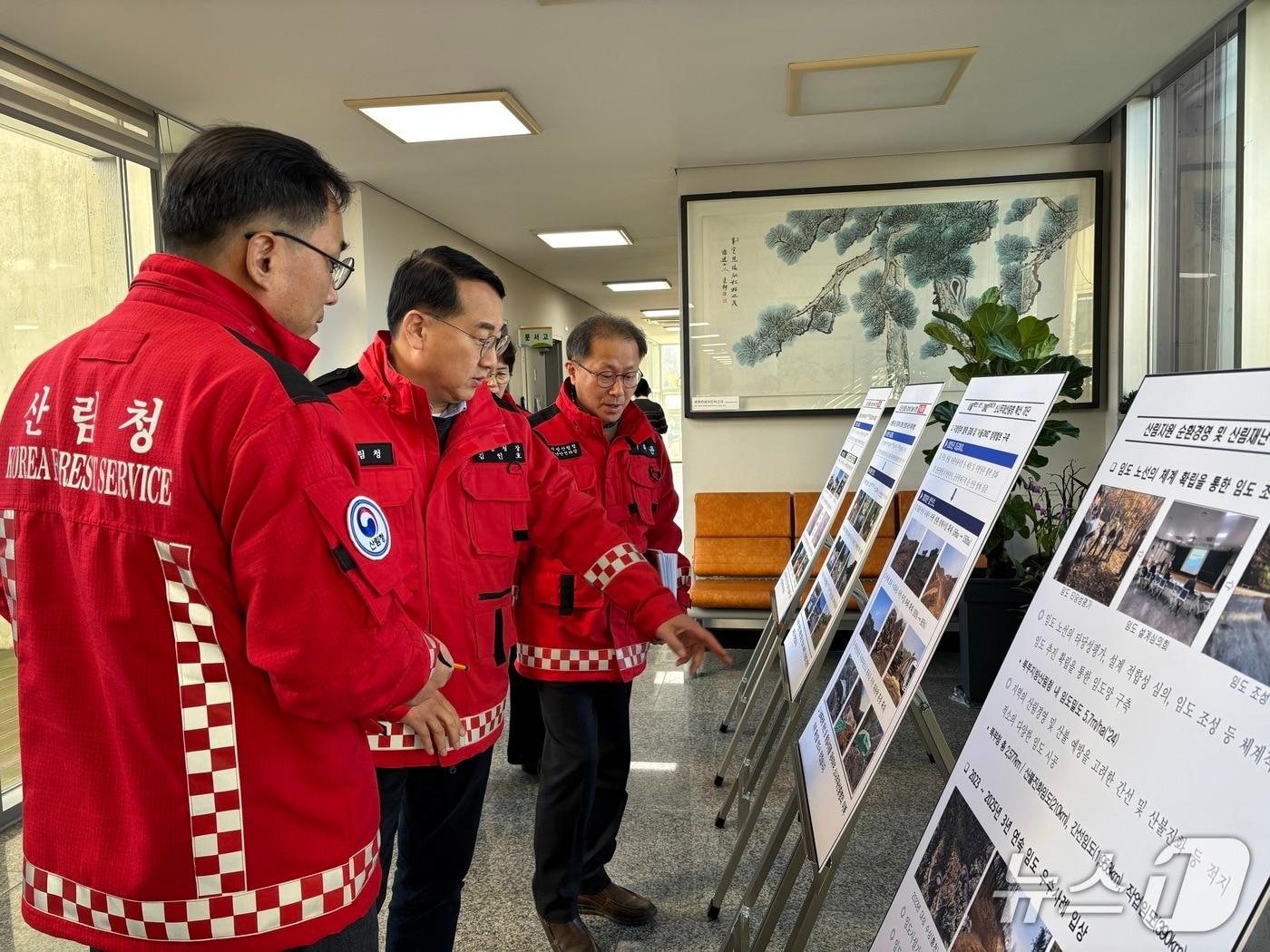 본문 이미지 - 김인호 산림청장(왼쪽 두번째)이 산림재난 대응현황을 점검하고 있다.(산림청 제공.재판매 및 DB금지)/뉴스1