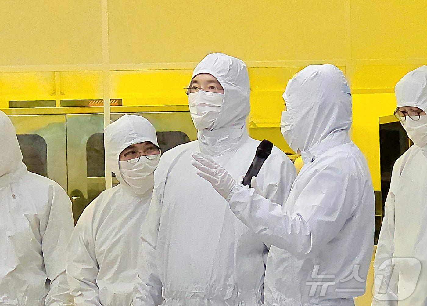 본문 이미지 - 이재용 삼성전자 회장이 22일 경기 용인시 삼성전자 기흥캠퍼스 내 첨단 복합 반도체 연구개발(R&D) 센터인 NRD-K 클린룸 시설을 살펴보고 있다. (삼성전자 제공. 재판매 및 DB 금지) 2025.12.22/뉴스1