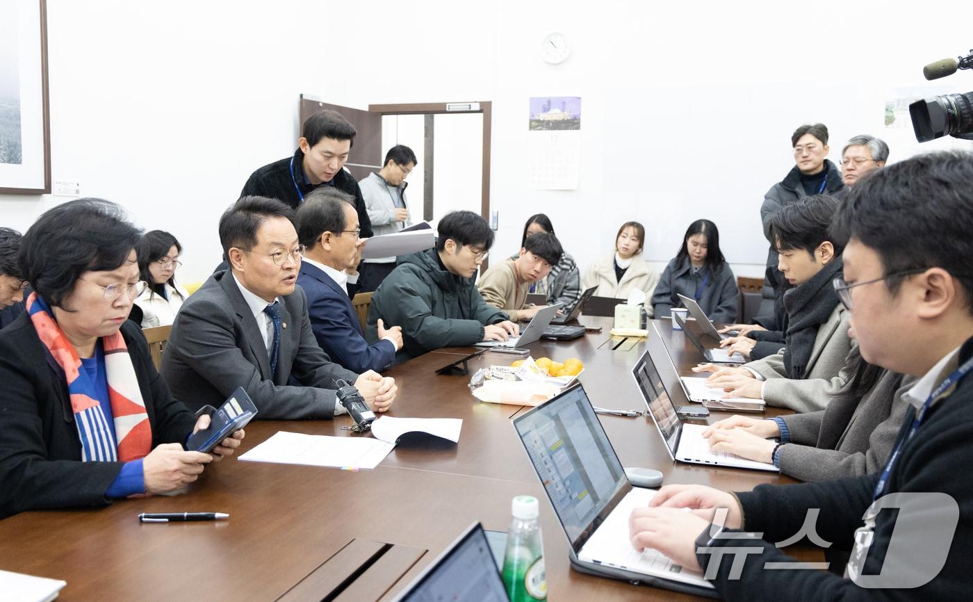 허영 더불어민주당 원내정책수석부대표가 22일 서울 여의도 국회에서 열린 ’쿠팡 연석 청문회‘ 관련 기자 간담회에서 발언하고 있다. 2025.12.22/뉴스1 ⓒ News1 이승배 기자