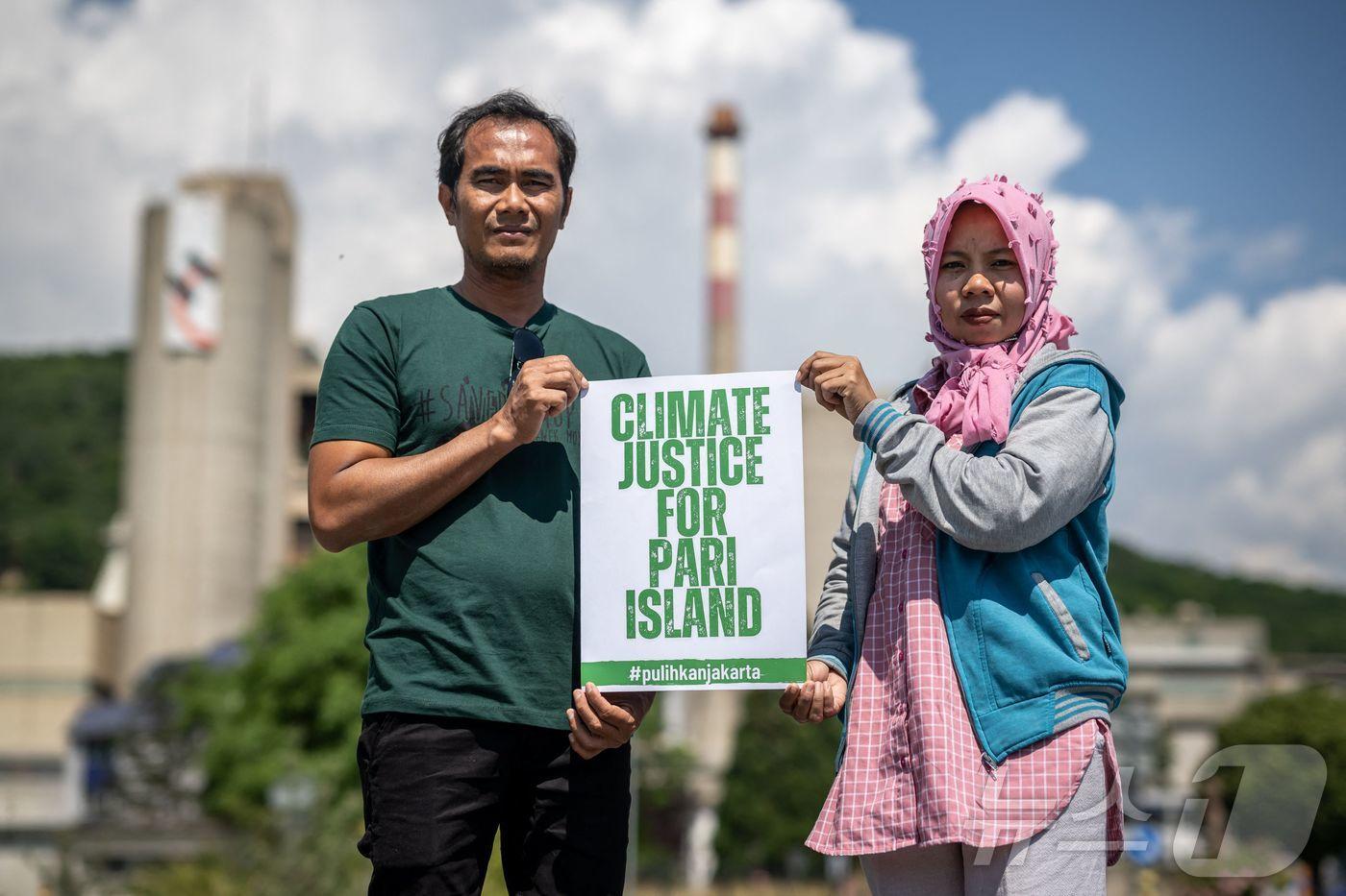 2023년 6월 11일 스위스 서부 에클레펜스에 있는 시멘트 대기업 홀심 공장 옆에서 파리 섬 주민 에디(왼쪽)와 아스마니아가 사진을 찍고 있다. 2023.06.11. ⓒ AFP=뉴스1 ⓒ News1 이정환 기자