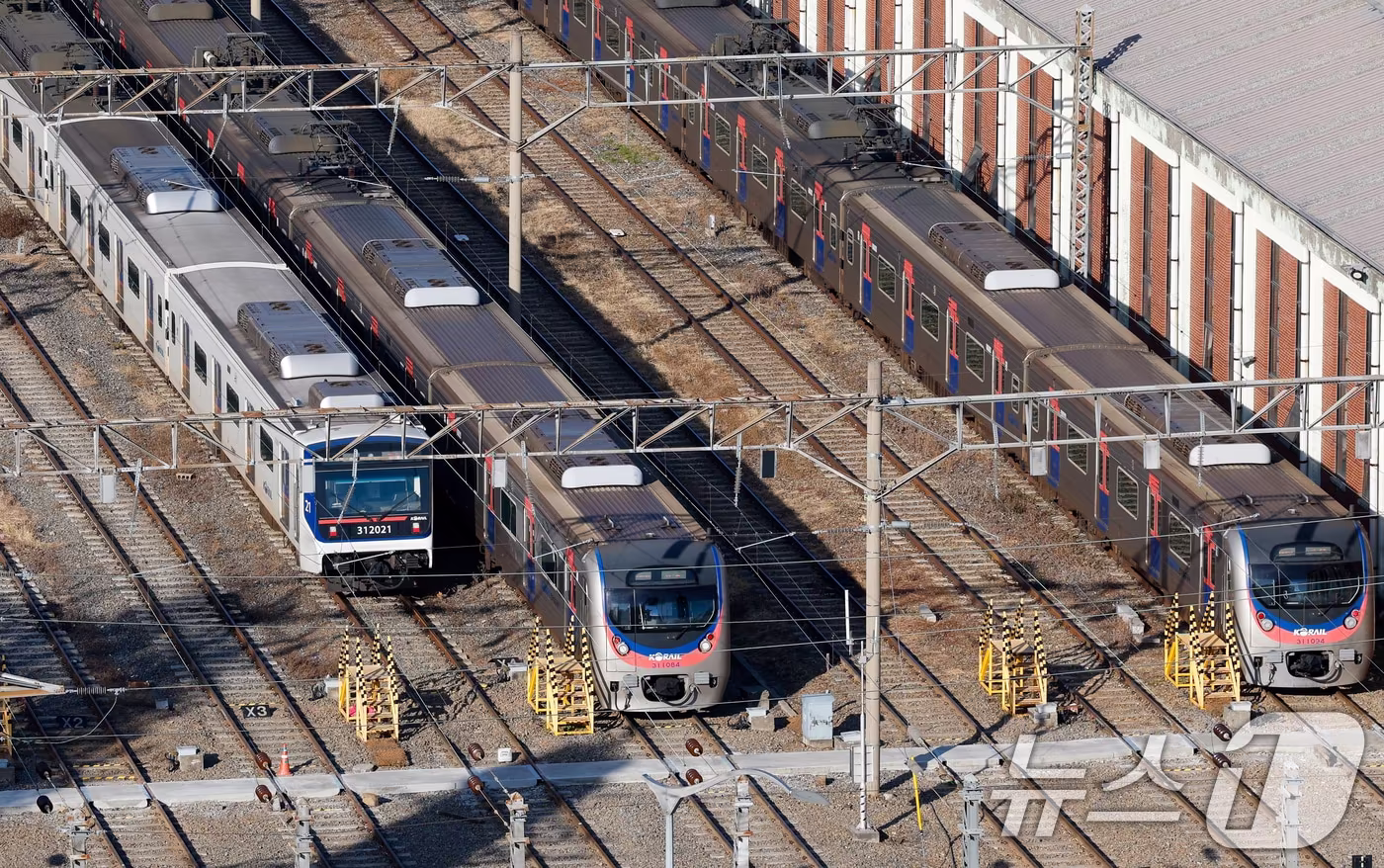 서울 구로구 한국철도공사 구로차량사업소에 열차가 이동하고 있다. 2025.12.22/뉴스1 ⓒ News1 안은나 기자