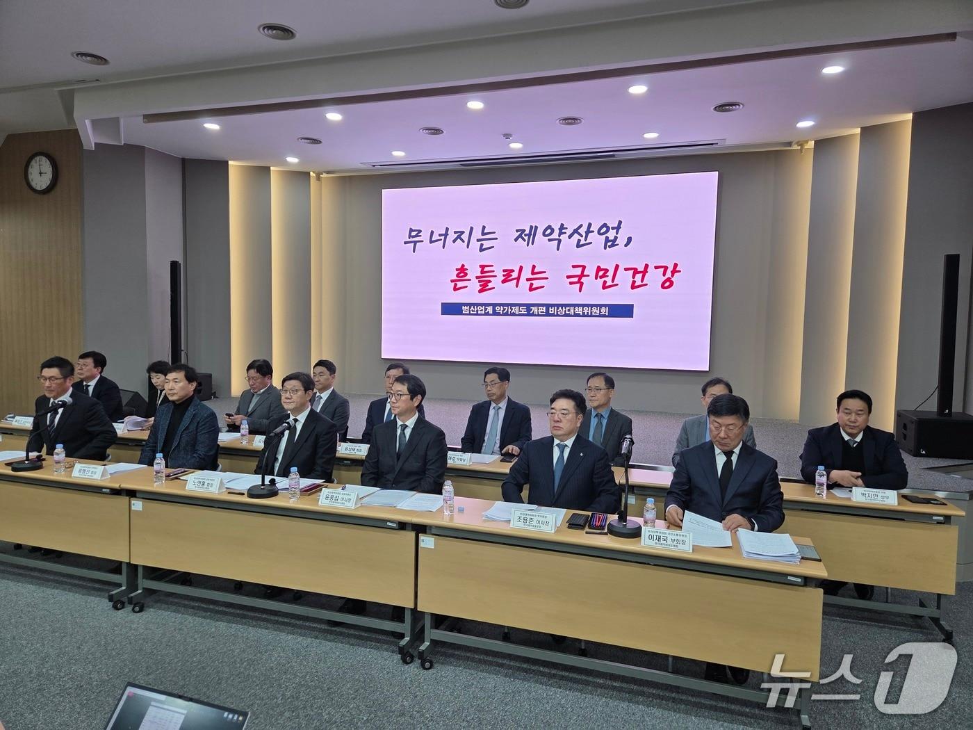 본문 이미지 - 제약바이오 산업 발전을 위한 약가제도 개편 비상대책위원회 구성원이 기자회견에 앞서 발표 자료를 검토하고 있다. 2025. 12. 22/뉴스1 황진중 기자