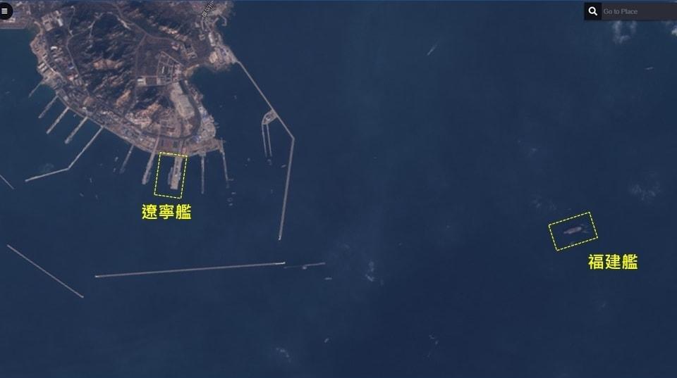 본문 이미지 - 18일 중국 칭다오 군 항구에서 정박 중인 중국 항공모함 랴오닝함(왼쪽 노란색 점선 안)과 푸젠함(오른쪽 노란색 점선 안)의 위성사진. <출처=대만 군사전문가 뤼리스 페이스북>