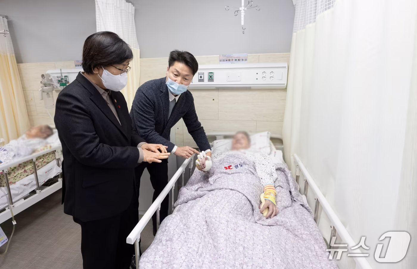 정은경 보건복지부 장관 등은 지난 19일 경북 예천군에 있는 경도요양병원을 방문해 병원 측과 지방자치단체, 환자 보호자, 간병인 등이 자리한 정책간담회를 열고 '의료중심 요양병원 혁신 및 간병비 급여화 추진 방향'에 대한 의견 수렴에 나섰다.(보건복지부 제공)/ 뉴스1 ⓒ News1