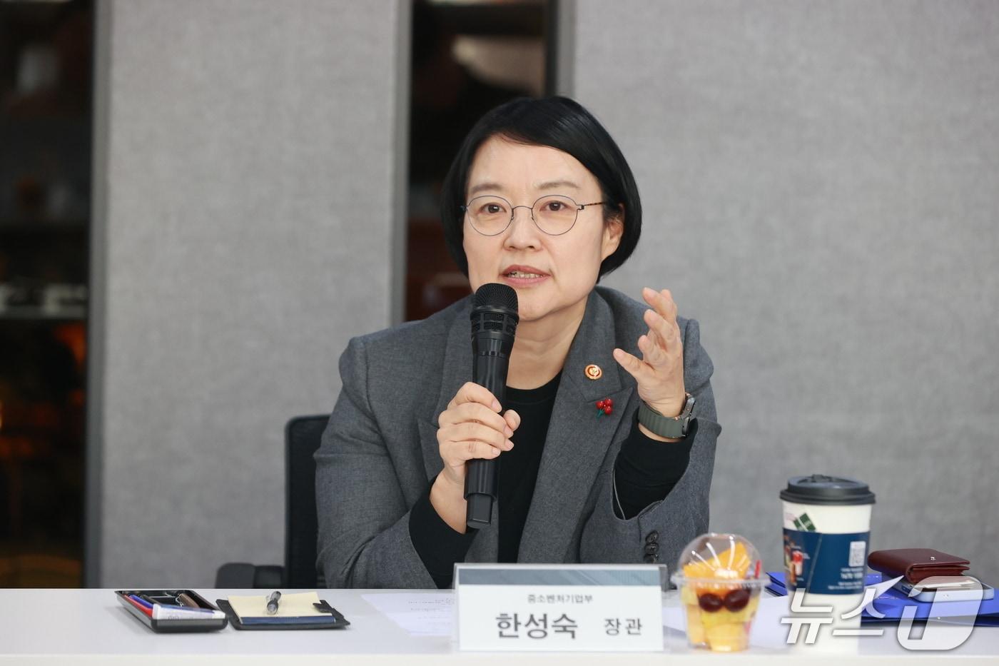 한성숙 중소벤처기업부 장관이 22일 서울 마포구 드림스퀘어에서 열린 '제5차 소상공인 성장 릴레이 간담회'에서 인사말을 하고 있다. (중기부 제공. 재판매 및 DB금지) 2025.12.22/뉴스1