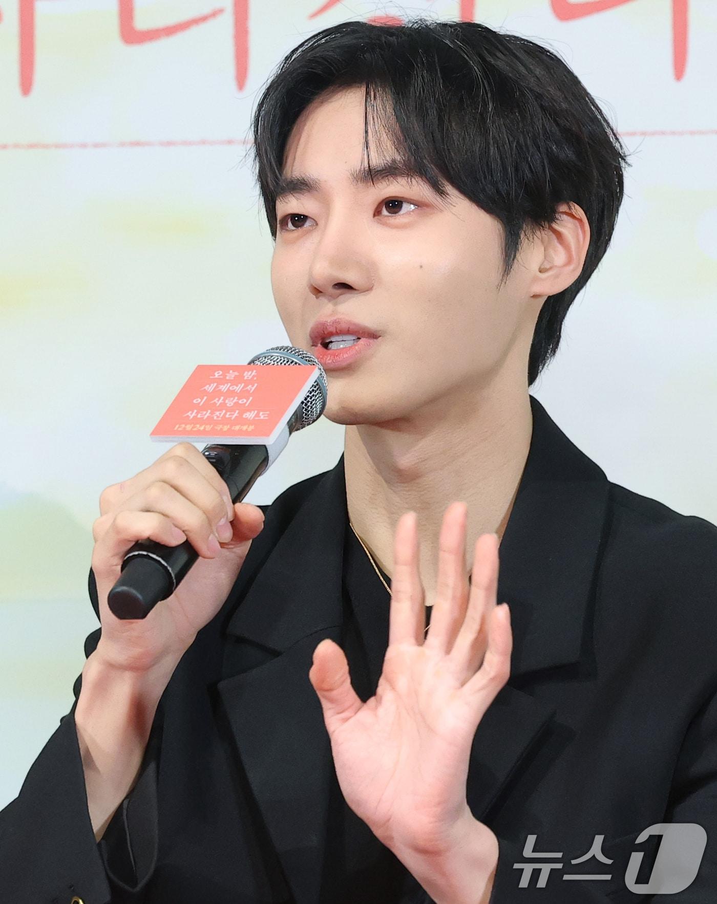 본문 이미지 - 배우 추영우가 22일 서울 용산구 용산CGV 아이파크몰점에서 열린 영화 '오늘 밤, 세계에서 이 사랑이 사라진다 해도'(감독 김혜영) 언론시사회에 참석해 인사말을 하고 있다. '오늘 밤, 세계에서 이 사랑이 사라진다 해도'(오세이사)는 매일 하루의 기억을 잃는 서윤(신시아 분)과 매일 그녀의 기억을 채워주는 재원(추영우 분)이 서로를 지키며 기억해 가는 청춘 멜로다. ⓒ News1 권현진 기자