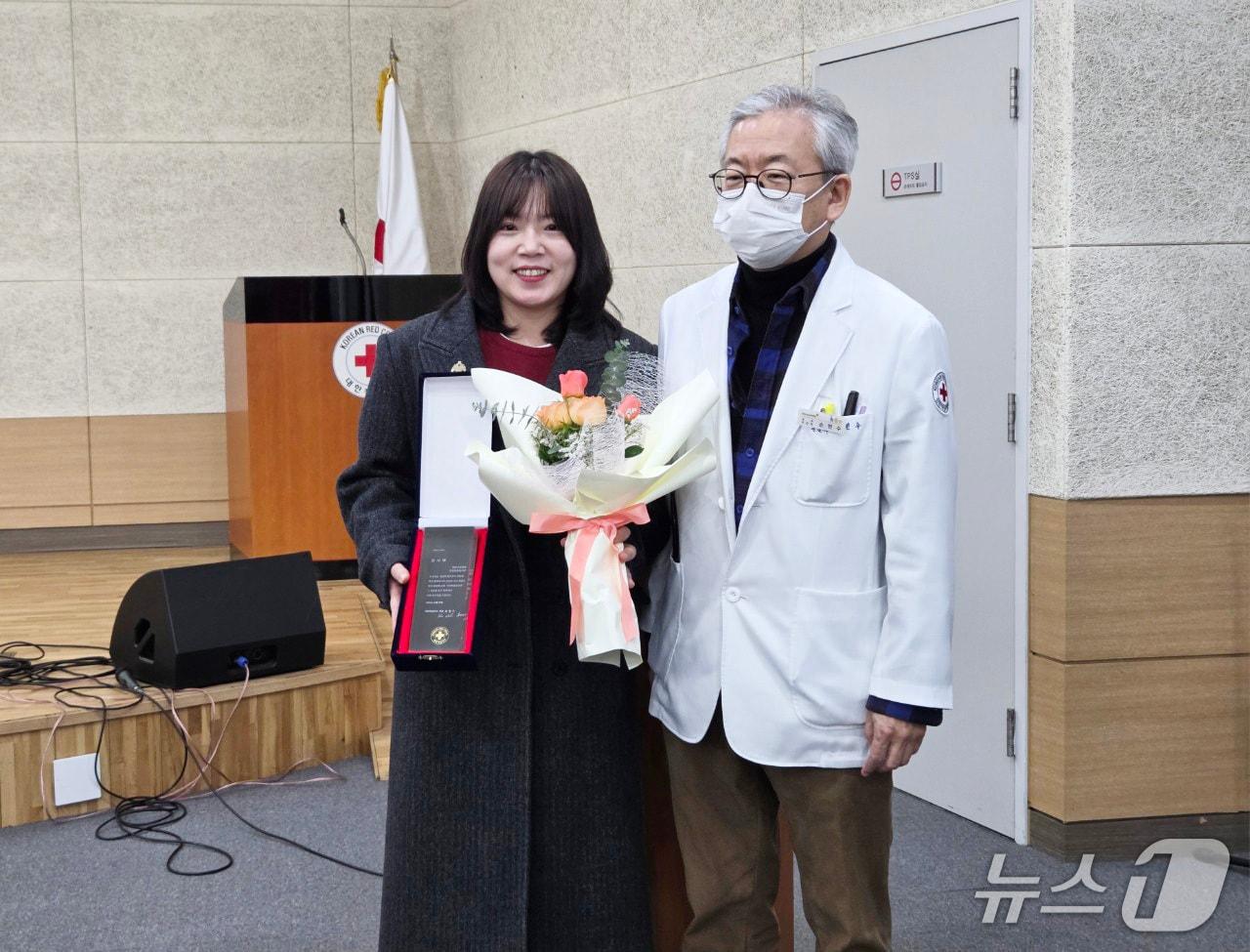 본문 이미지 - 대한간호협회는 협회의 중앙간호돌봄봉사단이 대한적십자사의 인도주의 운동에 적극 참여해 인간의 고난 경감과 복지 증진에 기여한 공로로 감사패를 받았다고 22일 밝혔다. 이은정 중앙간호돌봄봉사단장(왼쪽)이 감사패 수여 후 기념촬영을 하고 있다.(대한간호협회 제공)