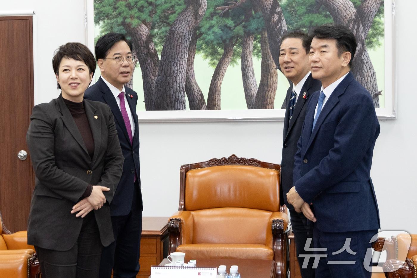 김병기 더불어민주당 원내대표와 송언석 국민의힘 원내대표가 22일 통일교 특검 의제를 논의하고 위해 서울 여의도 국회 운영위원장실에서 회동하고 있다. 2025.12.22/뉴스1 ⓒ News1 이승배 기자