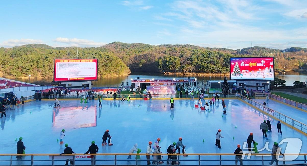 본문 이미지 - 지난해 울산 문수 꿀잼빙상장 운영 모습. (울산시설공단 제공. 재판매 및 DB 금지) /뉴스1
