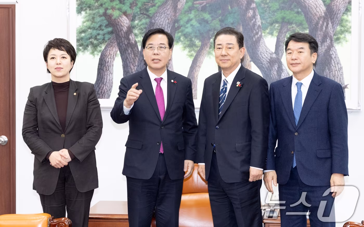 김병기 더불어민주당 원내대표(오른쪽에서 두 번째)와 송언석 국민의힘 원내대표(왼쪽에서 두 번째)가 22일 서울 여의도 국회 운영위원장실에서 회동하고 있다. 2025.12.22/뉴스1 ⓒ News1 이승배 기자