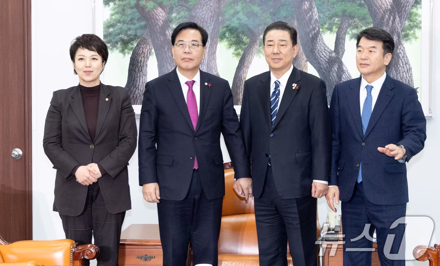 김병기 더불어민주당 원내대표와 송언석 국민의힘 원내대표가 22일 서울 여의도 국회 운영위원장실에서 회동하고 있다. 여야 원내대표는 통일교 특검 의제를 두고 논의할 예정이다. 2025.12.22/뉴스1 ⓒ News1 이승배 기자