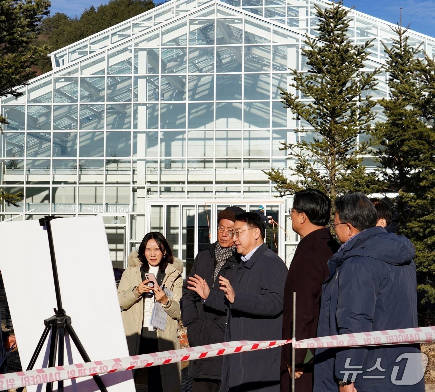 본문 이미지 - 김인호 산림청장(가운데)이 국립한국자생식물원에서 안전점검을 하고 있다. (산림청 제공.재판매 및 DB금지)/뉴스1 