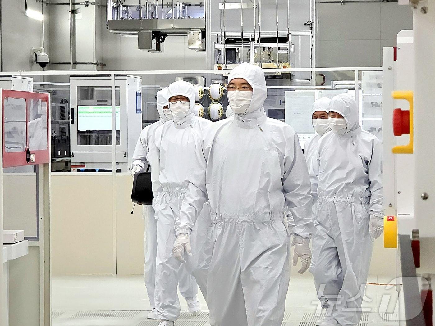 본문 이미지 - 이재용 삼성전자 회장이 22일 경기도 기흥캠퍼스 반도체(DS부문) 차세대 연구개발(R&D) 단지인 'NRD-K'를 방문해 차세대 제품 및 기술 경쟁력을 점검하고 있다.(삼성전자 제공, 재판매 및 DB금지).2025.12.22/뉴스1 ⓒ News1 최동현 기자