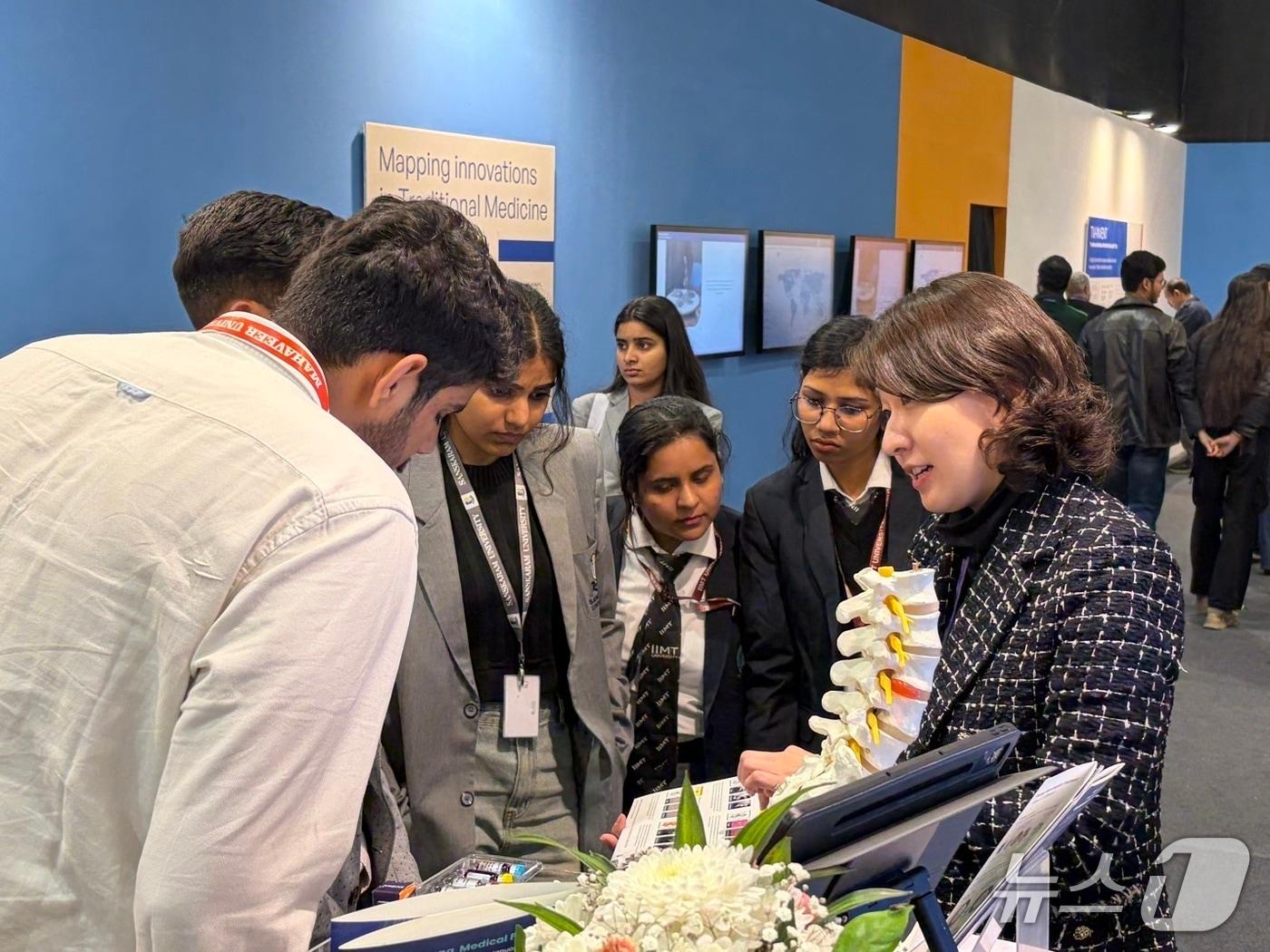 본문 이미지 - WHO(세계보건기구) 전통의학 글로벌 서밋 자생한방병원 부스를 찾은 방문객들이 설명을 듣고 있다.(자생한방병원 제공)