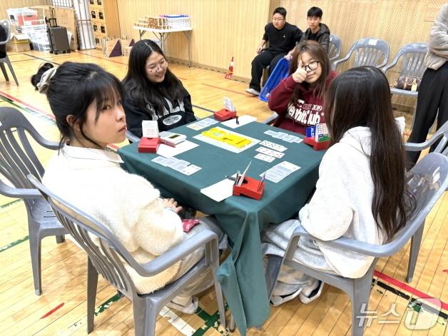 본문 이미지 - '제1회 봉서중 브리지 페어 토너먼트' 대회에 참가한 봉서중학교 학생들 모습./뉴스1