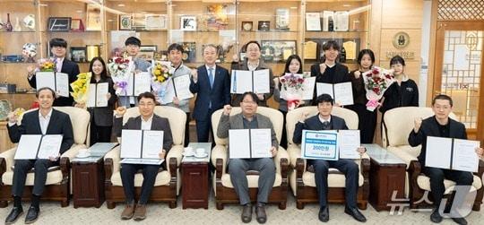 본문 이미지 - 전북대 6개 연구실이 과학기술정보통신부가 주관하는 ‘2025 안전관리 우수연구실 인증제’ 심사에서 인증을 획득했다.(전북대 제공, 재판매 및 DB 금지)/뉴스1