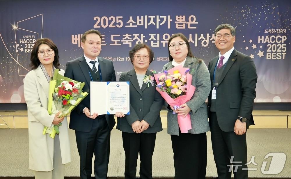 본문 이미지 - 지난 19일 한국프레스센터에서 열린 '2025 소비자가 뽑은 베스트 도축장·집유장' 시상식에서 하림이 가금류 부문 우수상인 농림축산식품부 장관상을 수상했다.(좌측부터 하림 고란숙 반장, 이종봉 수석부장, 한국소비자연맹 강정화 회장, 하림 김정선 팀장, 이재선 생산본부장. 하림 제공. 재판매 및 DB 금지)