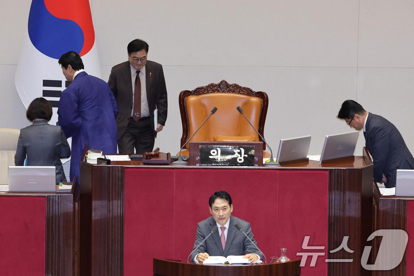 장동혁 국민의힘 대표가 지난 22일 서울 여의도 국회에서 열린 제430회 국회(임시회) 제2차 본회의에서 '12·3 윤석열 비상계엄 등에 대한 전담재판부 설치 및 제보자 보호 등에 관한 특별법안(대안)에 대한 수정안'에 대한 무제한 토론(필리버스터)을 하는 가운데 우원식 의장과 이학영 부의장이 의장석을 교대하고 있다. 2025.12.22/뉴스1 ⓒ News1 신웅수 기자