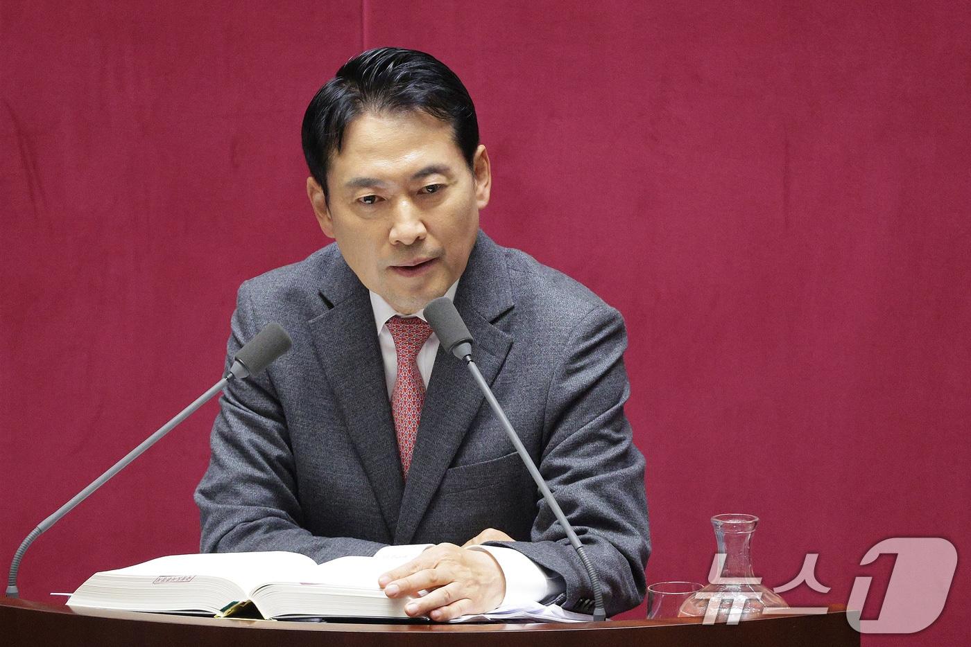 장동혁 국민의힘 대표가 22일 서울 여의도 국회에서 열린 제430회국회(임시회) 제2차 본회의에서 '12·3 윤석열 비상계엄 등에 대한 전담재판부 설치 및 제보자 보호 등에 관한 특별법안(대안)에 대한 수정안'에 대한 무제한 토론(필리버스터)을 하고 있다. 2025.12.22/뉴스1 ⓒ News1 신웅수 기자