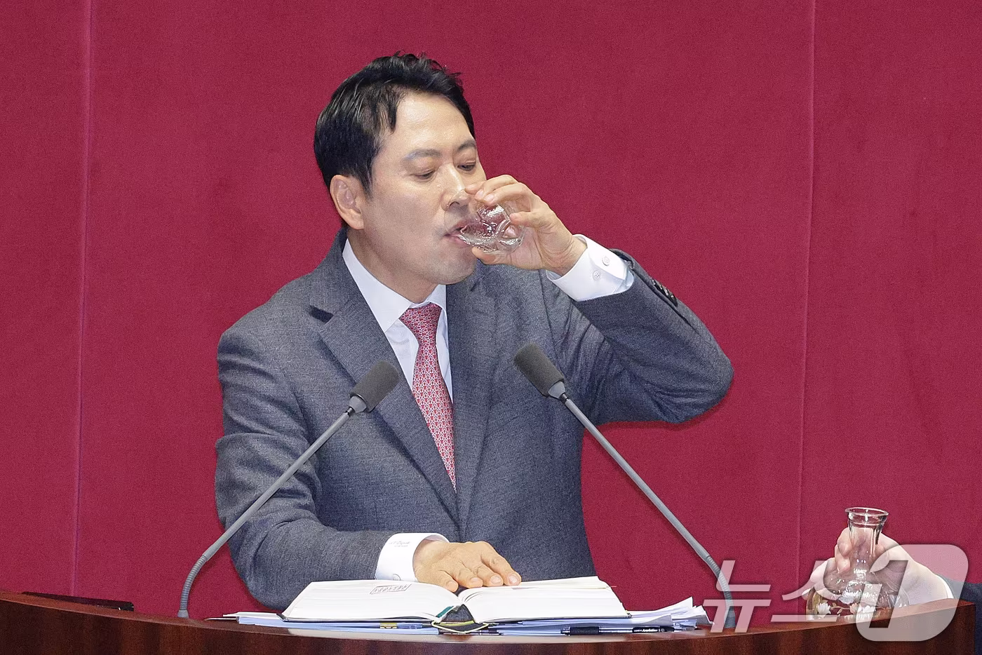 장동혁 국민의힘 대표가 22일 서울 여의도 국회에서 열린 제430회국회(임시회) 제2차 본회의에서 '12·3 윤석열 비상계엄 등에 대한 전담재판부 설치 및 제보자 보호 등에 관한 특별법안(대안)에 대한 수정안'에 대한 무제한 토론(필리버스터)을 하며 목을 축이고 있다. 2025.12.22/뉴스1 ⓒ News1 신웅수 기자