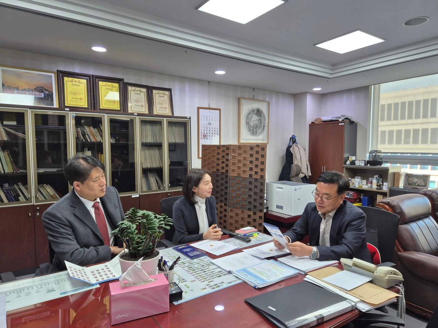 본문 이미지 - 최호정 대한민국시도의회의장협의회장이 이준우(왼쪽) 협의회 사무처장, 서범수 국회의원과 면담하고 있다. (서울시의회 제공)