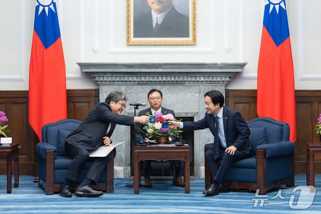 본문 이미지 - 라이칭더 대만 총통은 22일 하기우다 고이치 자민당 간사장 대행과 만났다. (대만 총통부 갈무리)