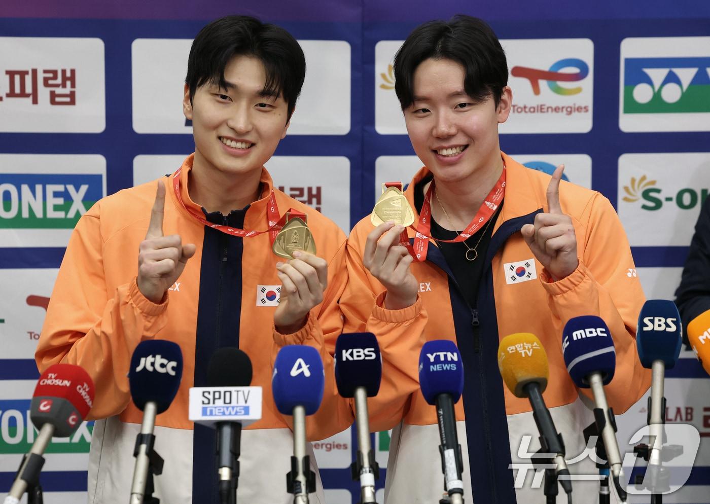 시즌 11승을 달성한 배드민턴 남자 복식 세계 1위 서승재(오른쪽), 김원호가 22일 오후 인천국제공항을 통해 귀국해 메달을 들고 포즈를 취하고 있다. 서승재·김원호는 중국 항저우에서 열린 세계배드민턴연맹(BWF) 월드투어 파이널스 남자 복식에서 우승을 차지하며 올시즌 11승 고지에 올랐다. 2025.12.22/뉴스1 ⓒ News1 오대일 기자