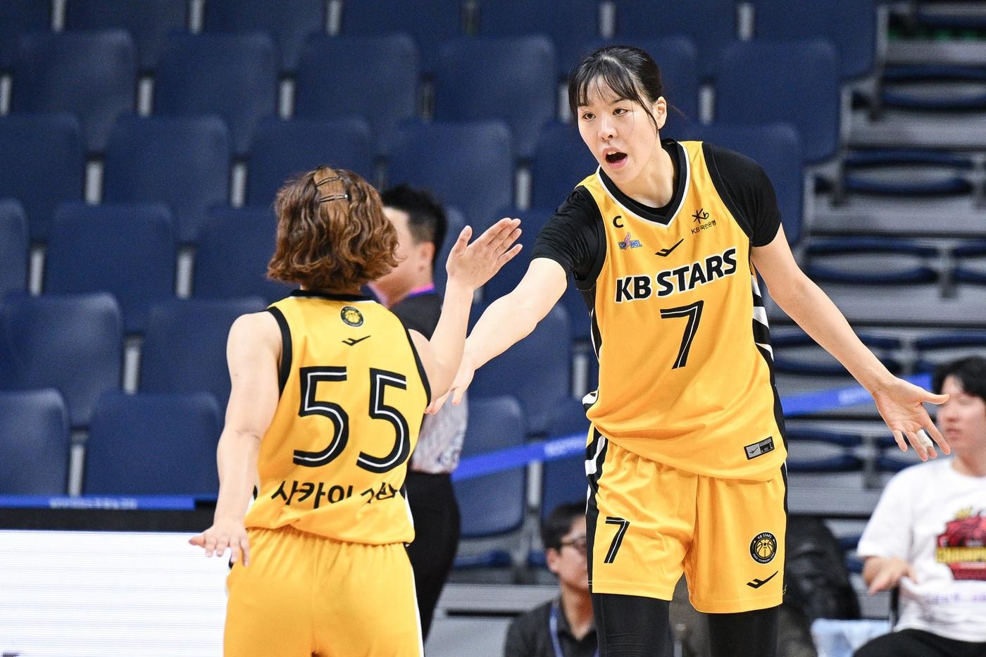 청주 KB의 박지수(오른쪽). (WKBL 제공)